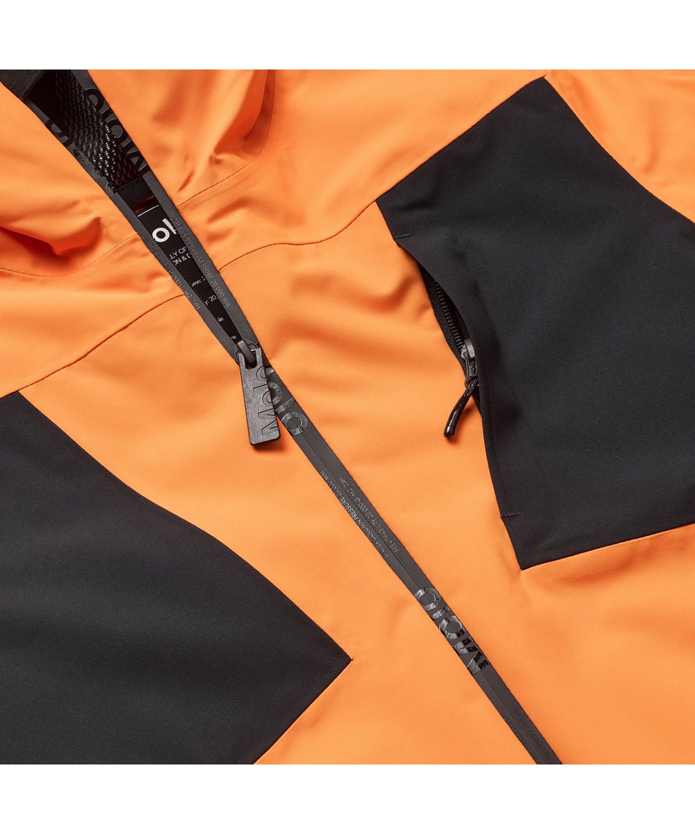 Alpine - Lava Orange - Vind- og vandtæt orange vinterjakke til børn i genanvendt polyester samt vatteret med 3M™ Thinsulate™.