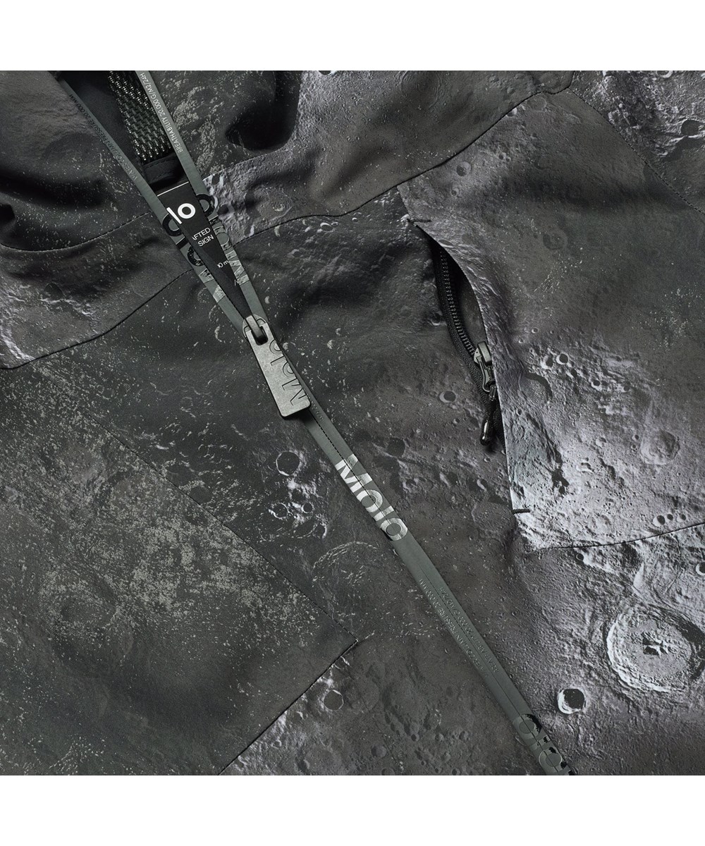 Alpine - Moon - Vind- og vandtæt grå vinterjakke til børn i genanvendt polyester samt vatteret med 3M™ Thinsulate™.