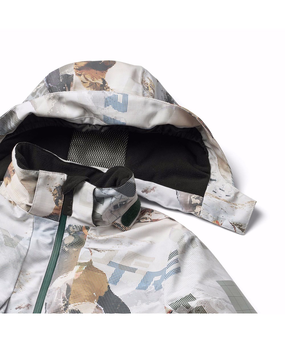 Alpine - Spin 1260 - Den perfekte vind- og vandtætte skijakke i genanvendt polyester, foret med fleece og 3M™ Thinsulate™, med et pixeleret print af cool snowboarder i alperne