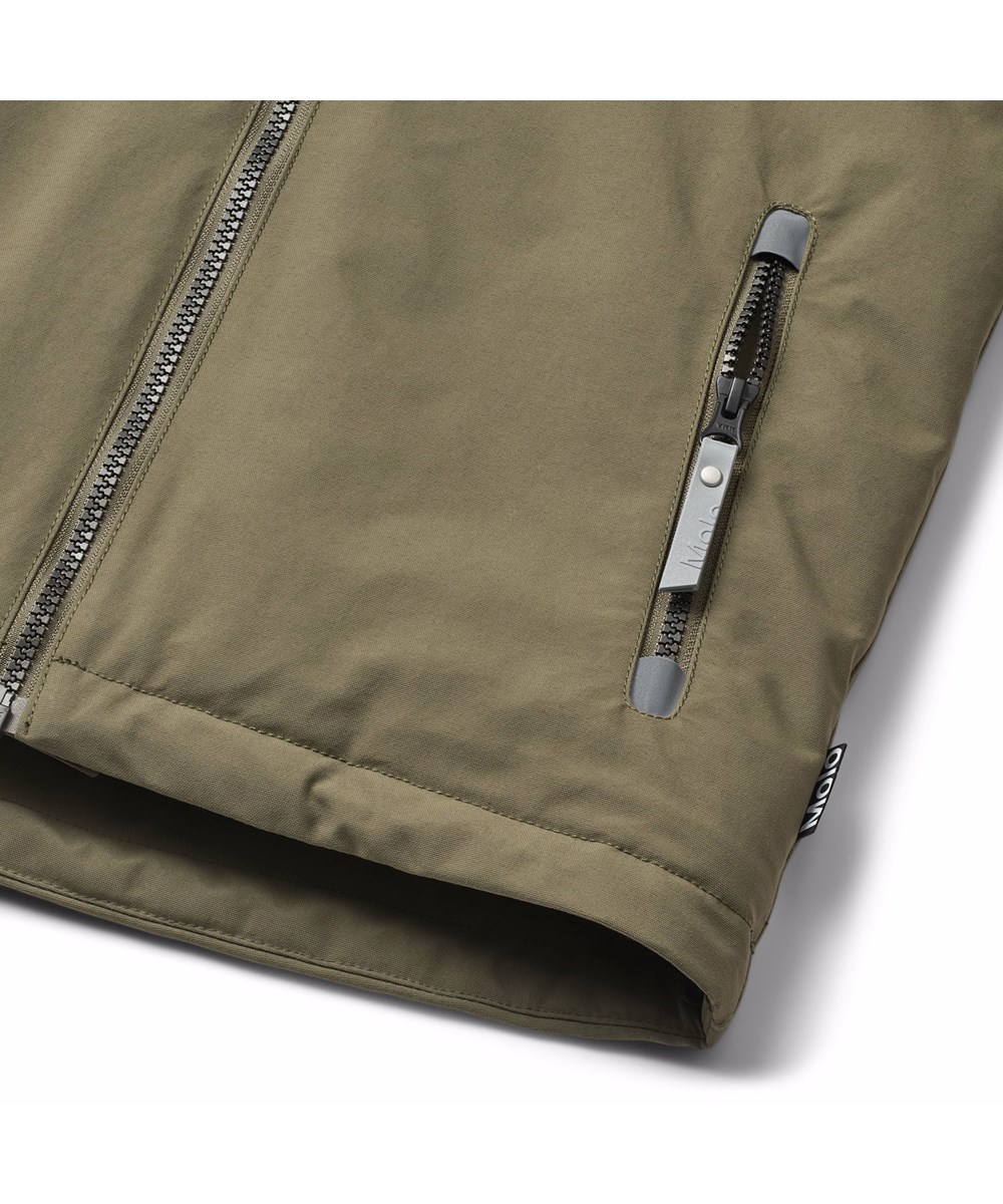 Castor - Bark Green - Vind- og vandtæt mørkegrøn vinterjakke til børn i genanvendt nylon samt vatteret med 3M™ Thinsulate™.