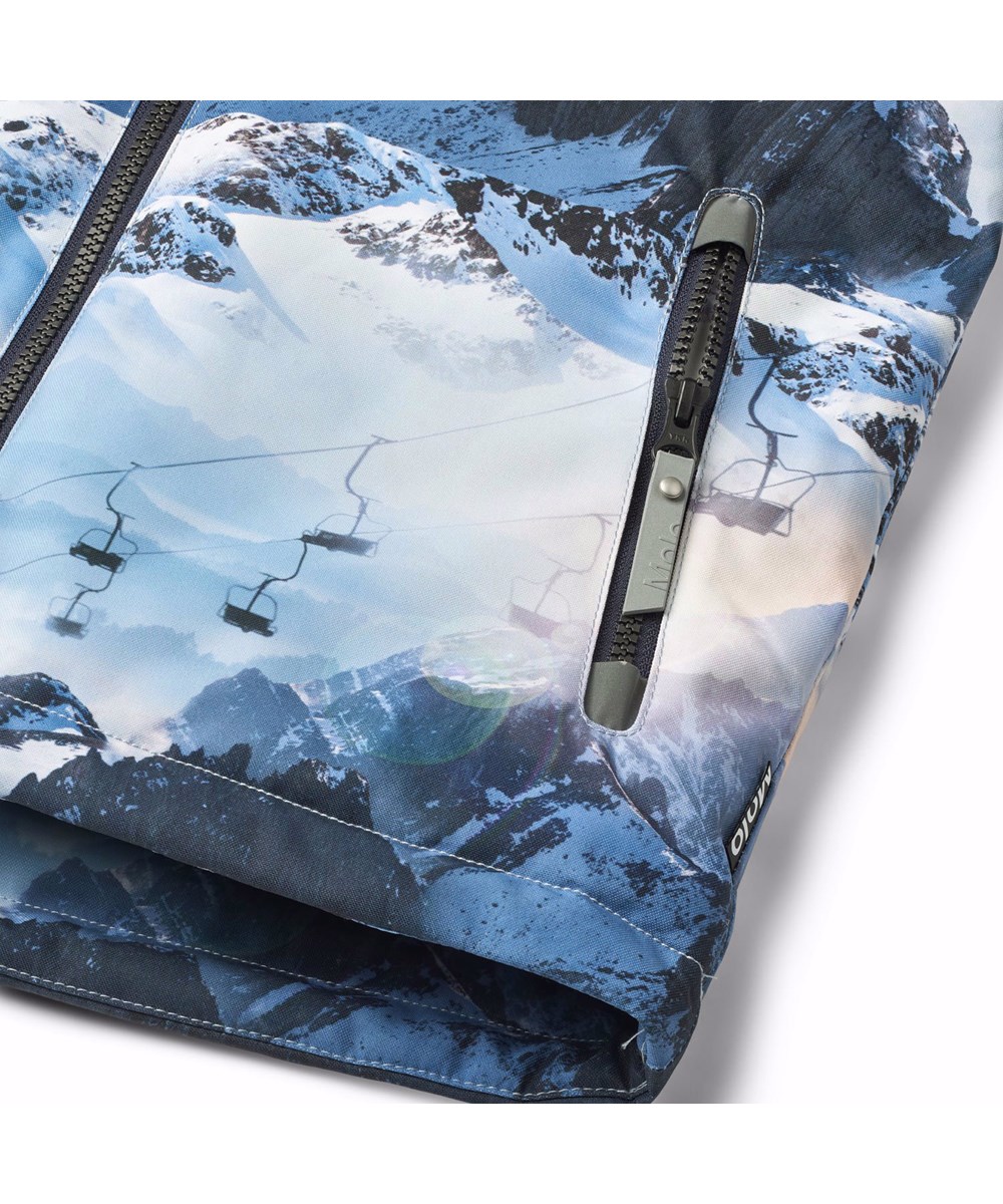 Castor - Mountain High - Vind- og vandtæt vinterjakke til en kold vinter i genanvendt polyester, med et pixeleret print af cool snowboarder i alperne samt foret med 3M™ Thinsulate™