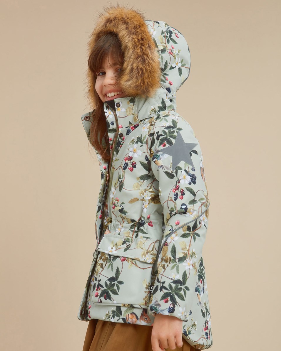 Cathy Fur - Forest Life - Recycled grøn vinterjakke med blomster og bær 