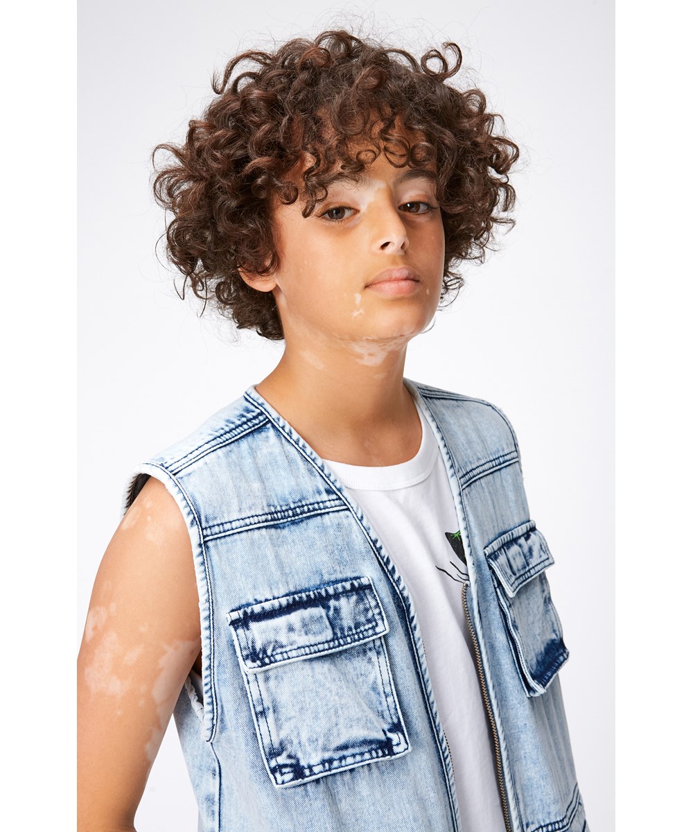 Haikon - Light Stone Denim - Lange, blå denimshorts med acid wash look.