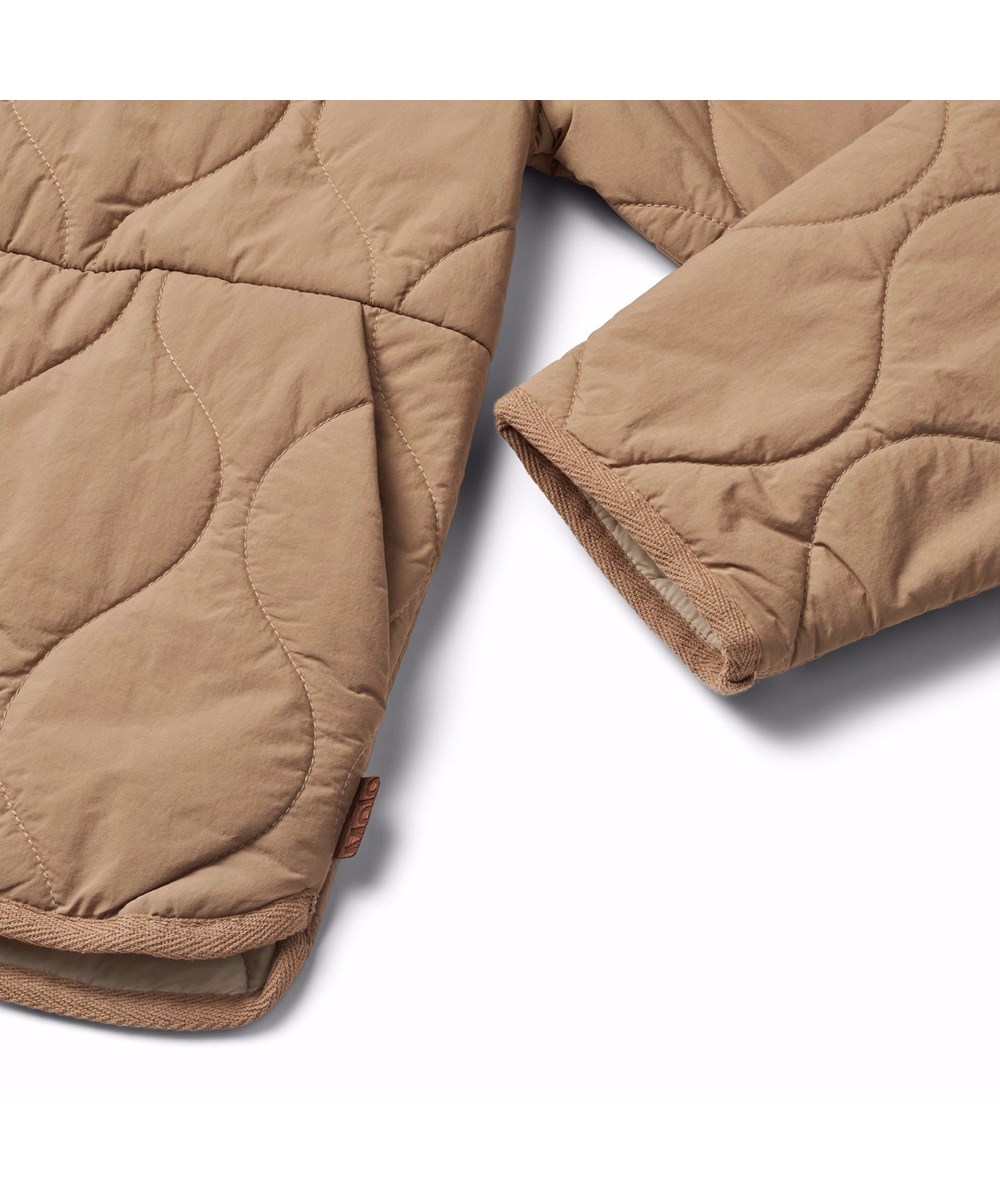 Hailey - Sandalwood - Brun vandafvisende termojakke til børn i genanvendt nylon med quiltet mønster og aftagelig flæsekrave.