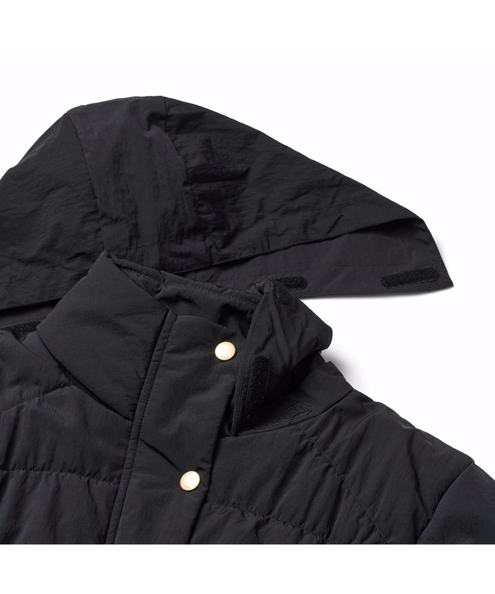 Halima - Black - Vandafvisende sort jakke til børn i genanvendt nylon. 