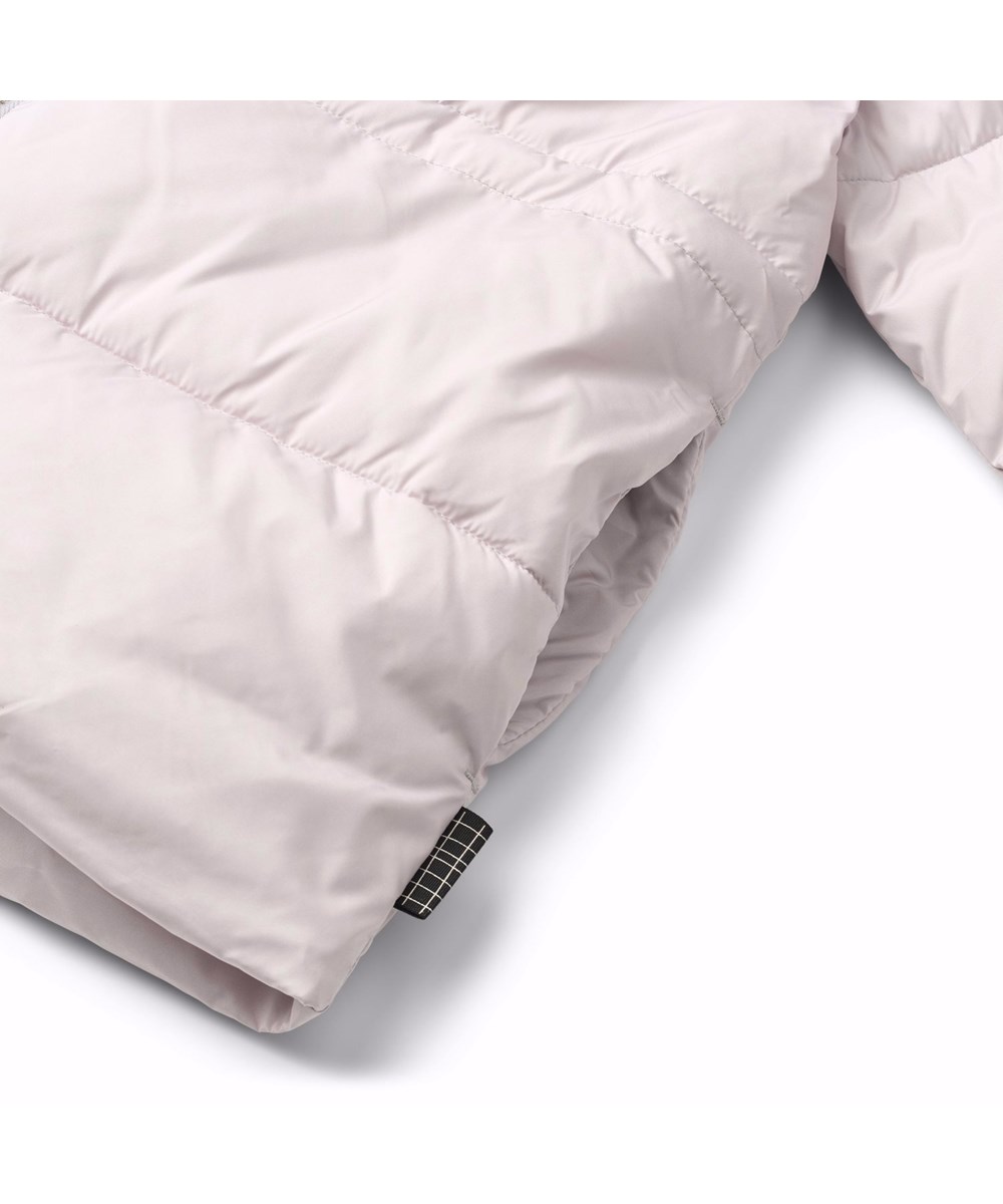 Hally - Lilac Marble - Vandafvisende sort jakke til børn i genanvendt polyester med en hvid pegasus på ryggen.