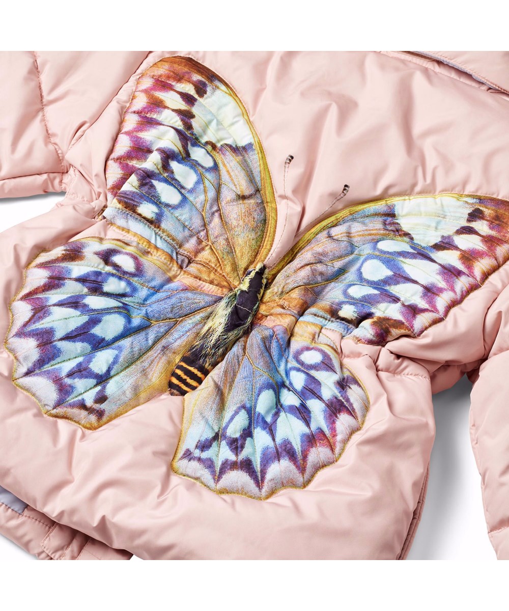 Hally - Papillion Quilt - Vandafvisende rosa jakke med et flot print på ryggen af en sommerfugl.