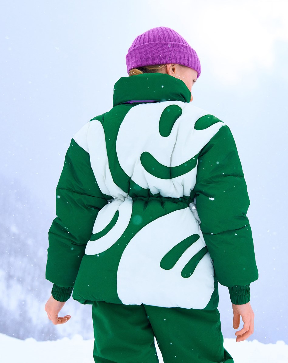 Hally - Woodland Smiles - Grøn pufferjakke med print af hvide smileyer på ryggen