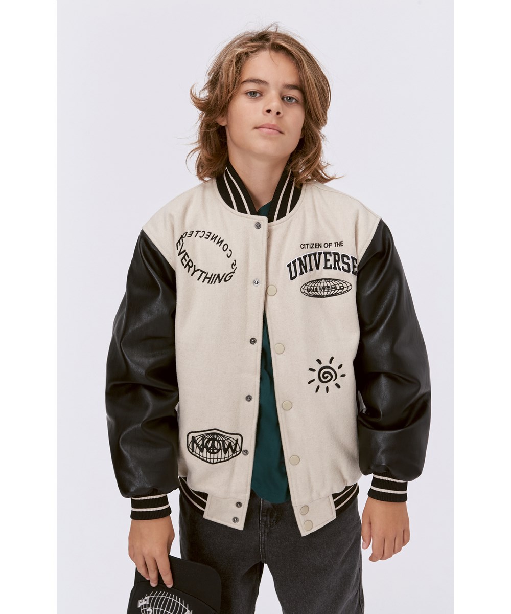 Hani - Sandy - Baseball jakke i beige med et sort peace-broderi