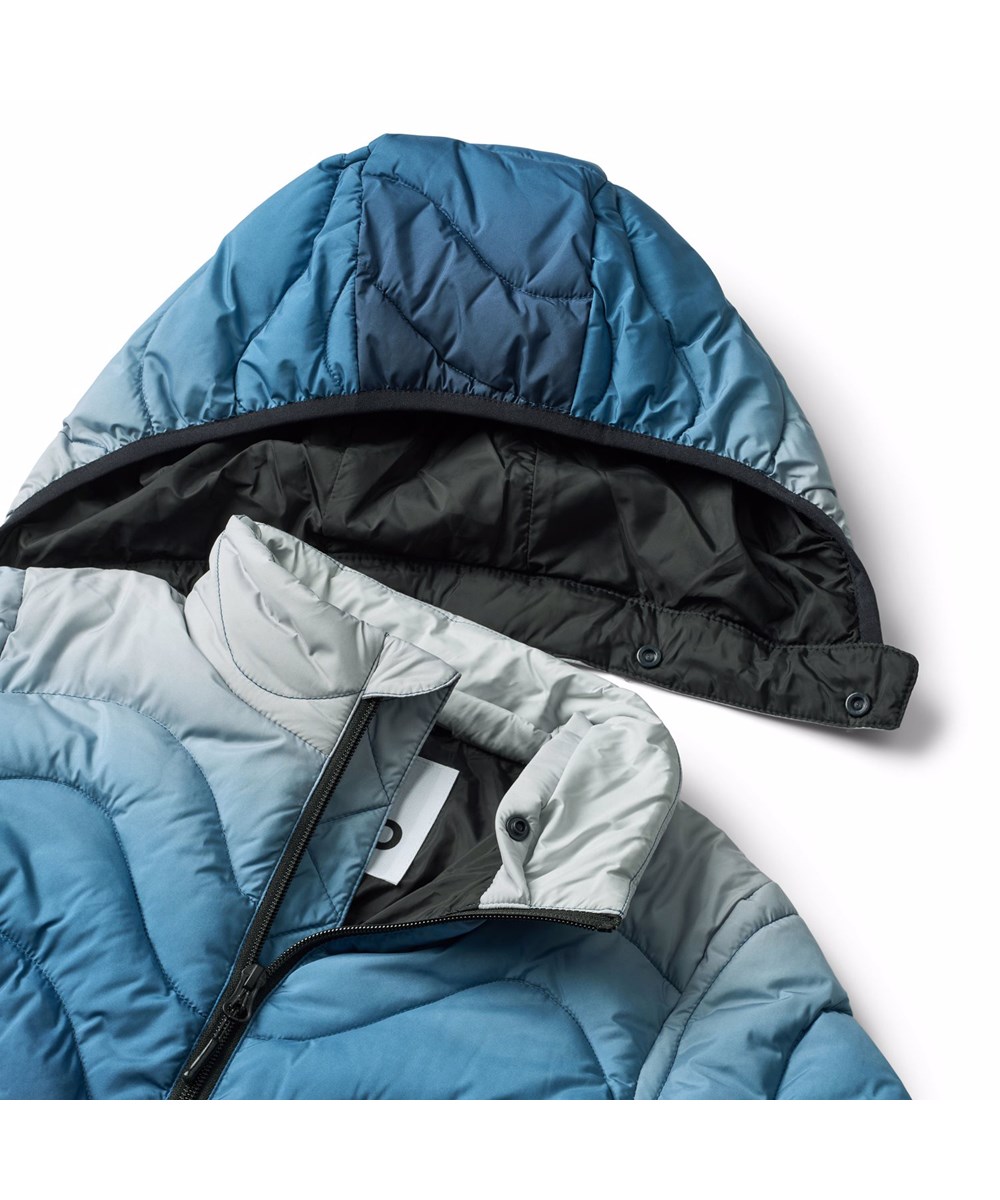 Hao - Blue Ice - Vandafvisende vatteret jakke til børn i genanvendt polyester i blå gradientfarver.