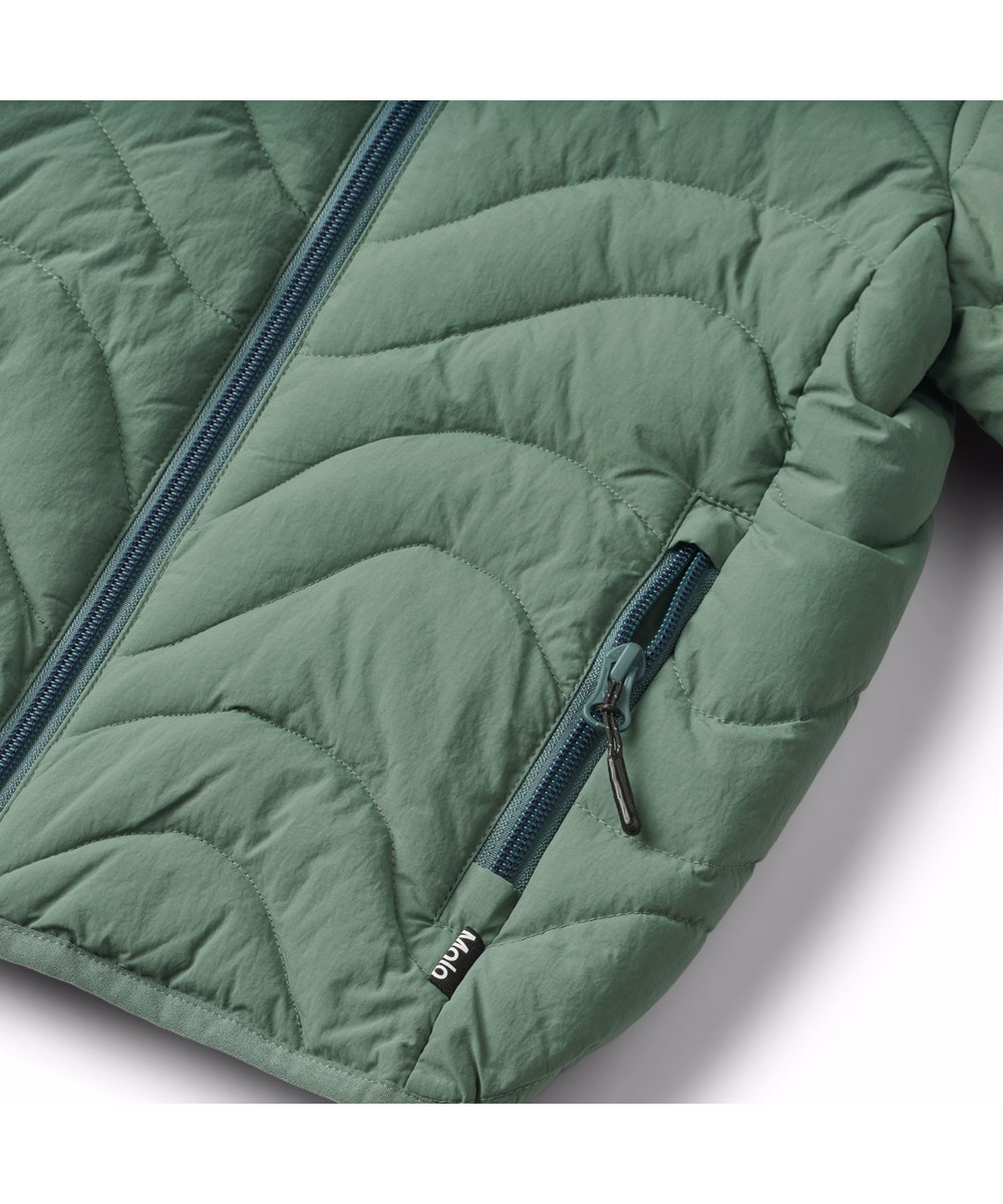 Hao - Mist Green - Grøn vandafvisende vatteret jakke til børn i genanvendt nylon.