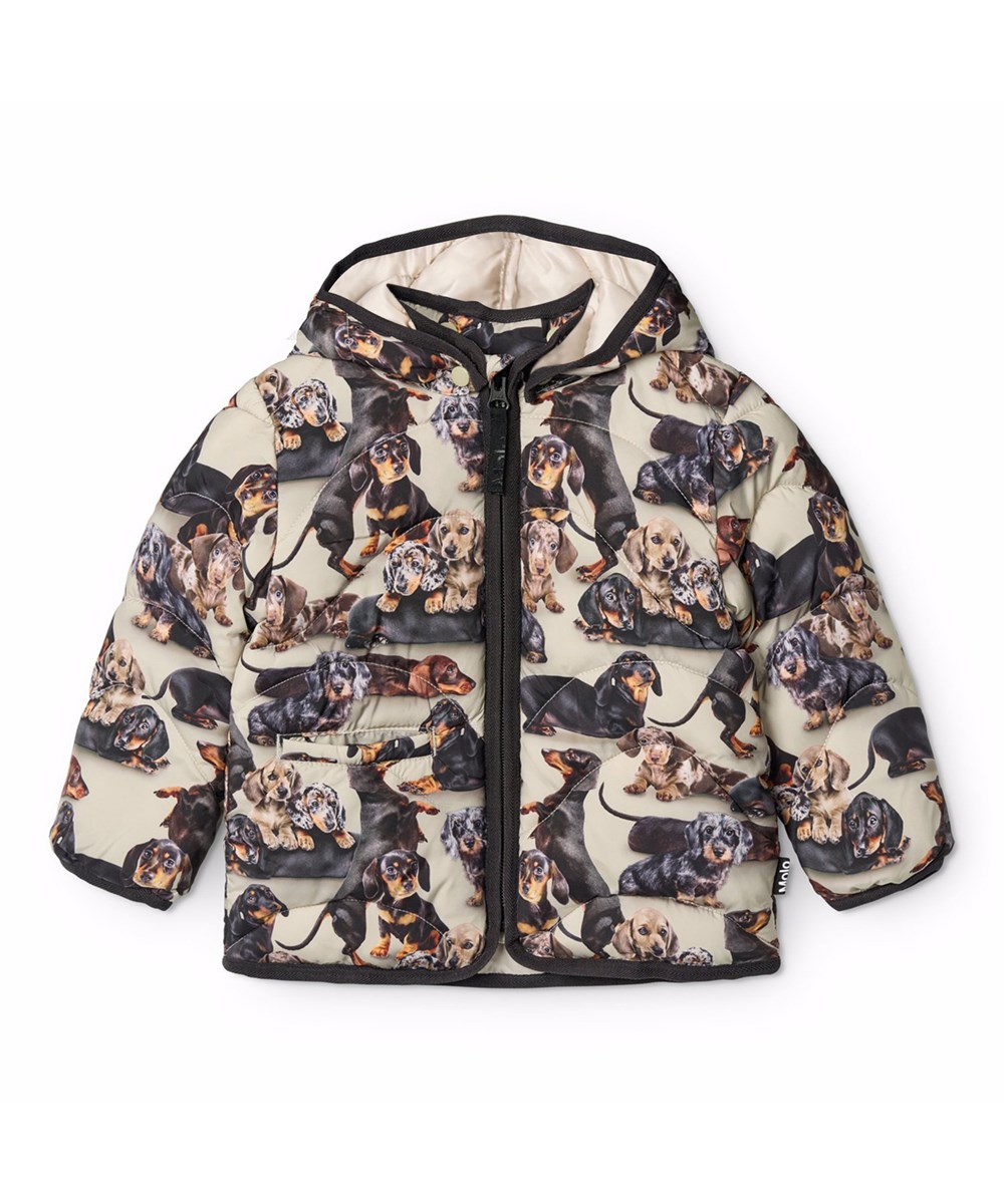 Harmony - Dashshund Soft - Vandafvisende quiltet jakke i genanvendt polyester til de mindste, med lyst foer, brune kanter og print af hunde i brune nuancer.