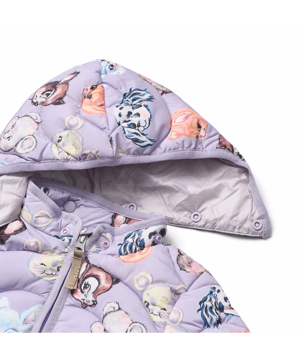 Harmony - Itty Bitty Purple - Lilla vandafvisende quiltet jakke i genanvendt polyester til de mindste, med lyst foer, brune kanter og print af farverige dyr fra gamle tegnefilm.