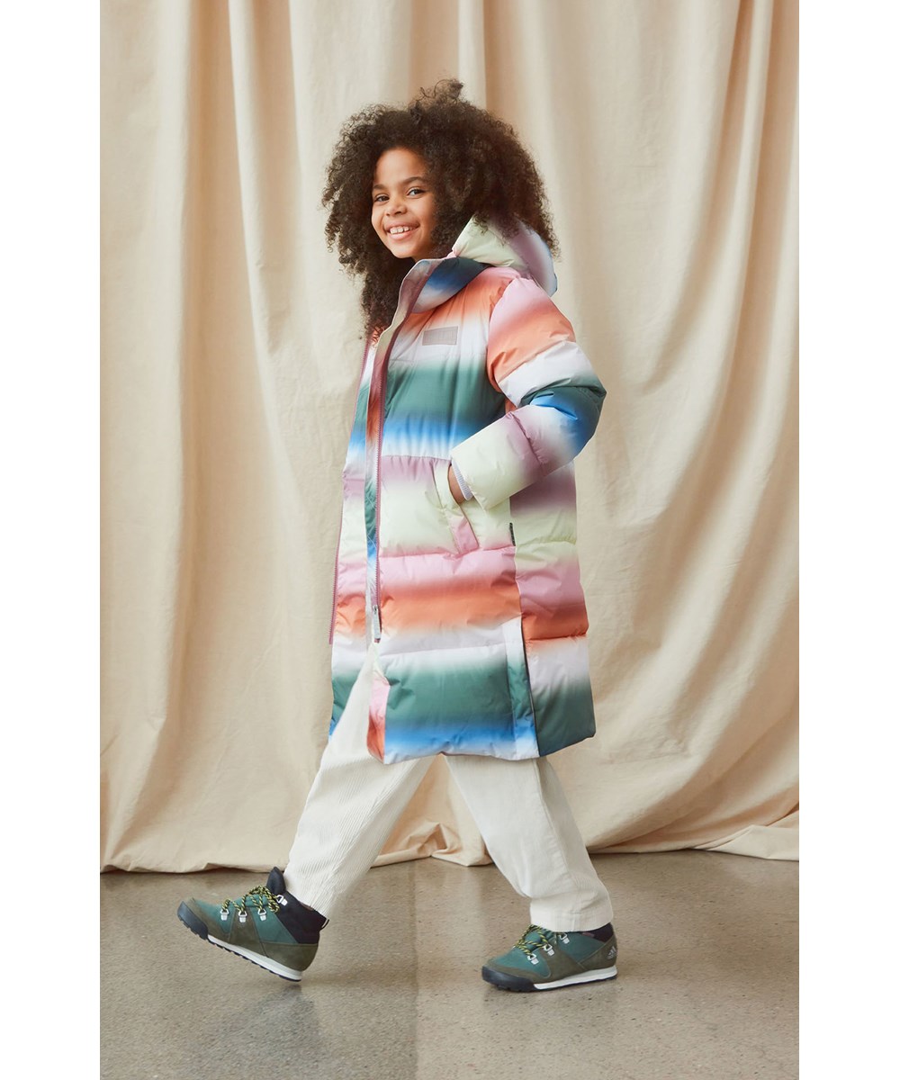 Harper - Misty Rainbow - Recycled dun frakke i pastel regnbue print