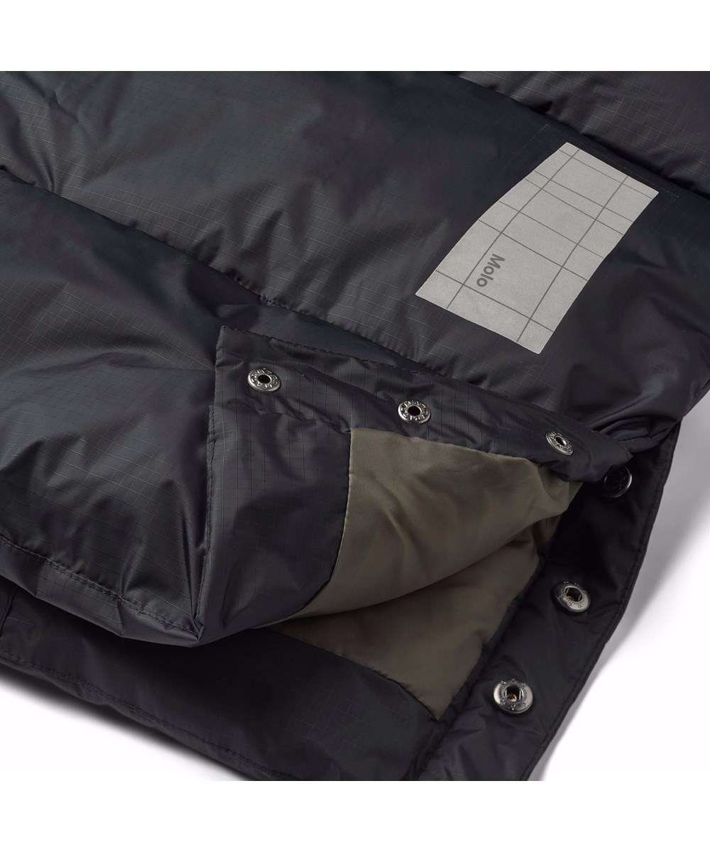 Harper - Black - Varm, sort dynejakke skabt til den kolde vinter, fremstillet af genanvendt polyester. Jakken har indbyggede vindfang i ærmerne og reflekser for øget synlighed i trafikken