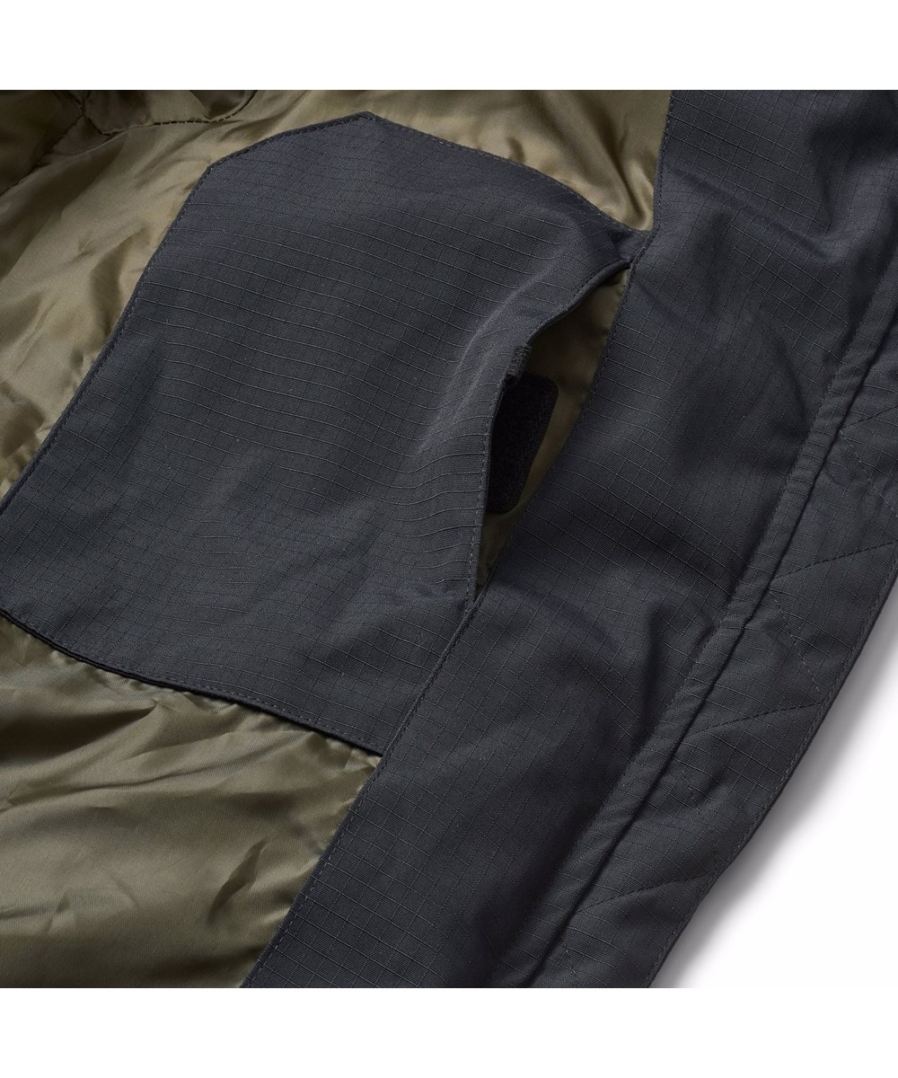 Harper - Black - Vind- og vandafvisende sort jakke til børn i genanvendt nylon med praktisk lynlåslukning, høj krave og aftagelig hætte.