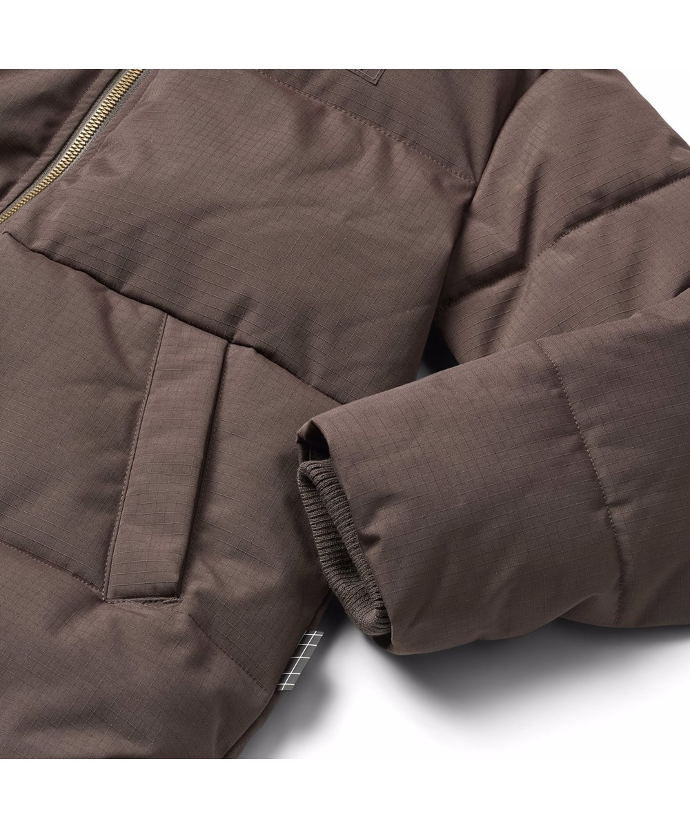 Harper - Dark Cocoa - Vind- og vandafvisende brun jakke til børn i genanvendt nylon med praktisk lynlåslukning, høj krave og aftagelig hætte.