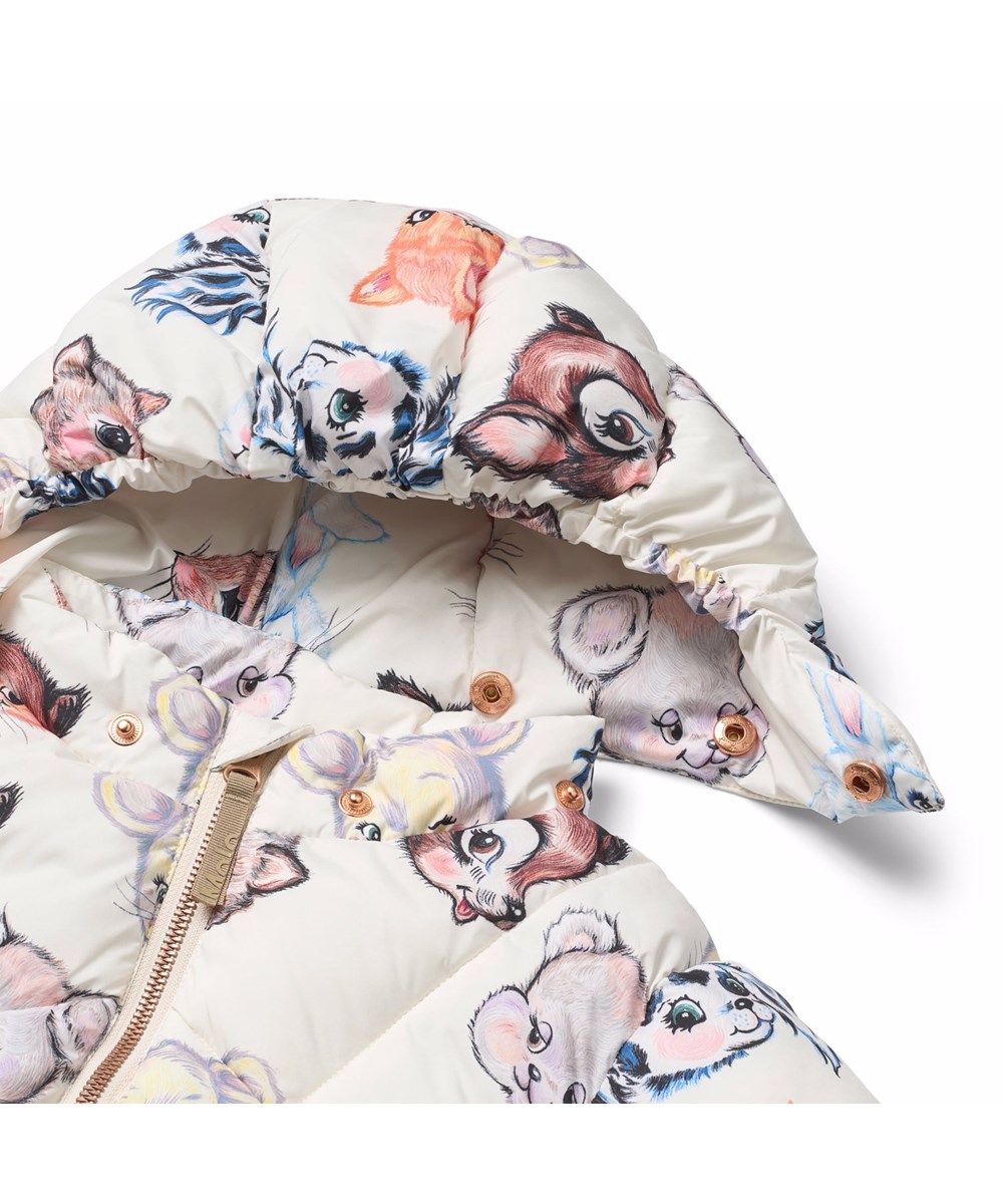 Harpo - Itty Bitty Vanilla - Råhvid vandafvisende jakke til de mindste i genanvendt polyester med at print af farverige dyr fra gamle tegnefilm og aftagelig hætte.