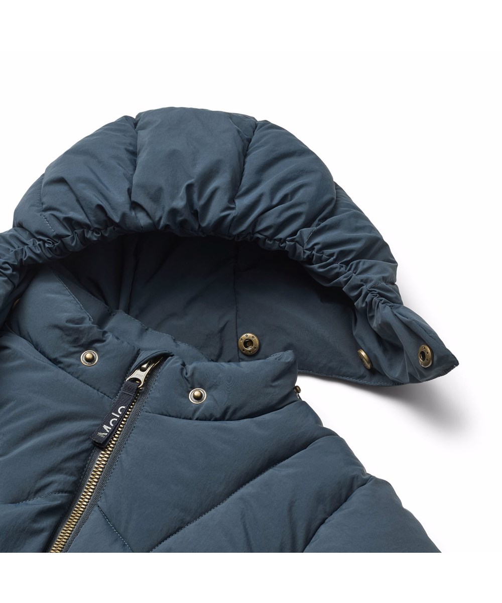 Harpo - Night Navy - Vandafvisende mørkeblå jakke til de mindste i genanvendt nylon med aftagelig hætte.