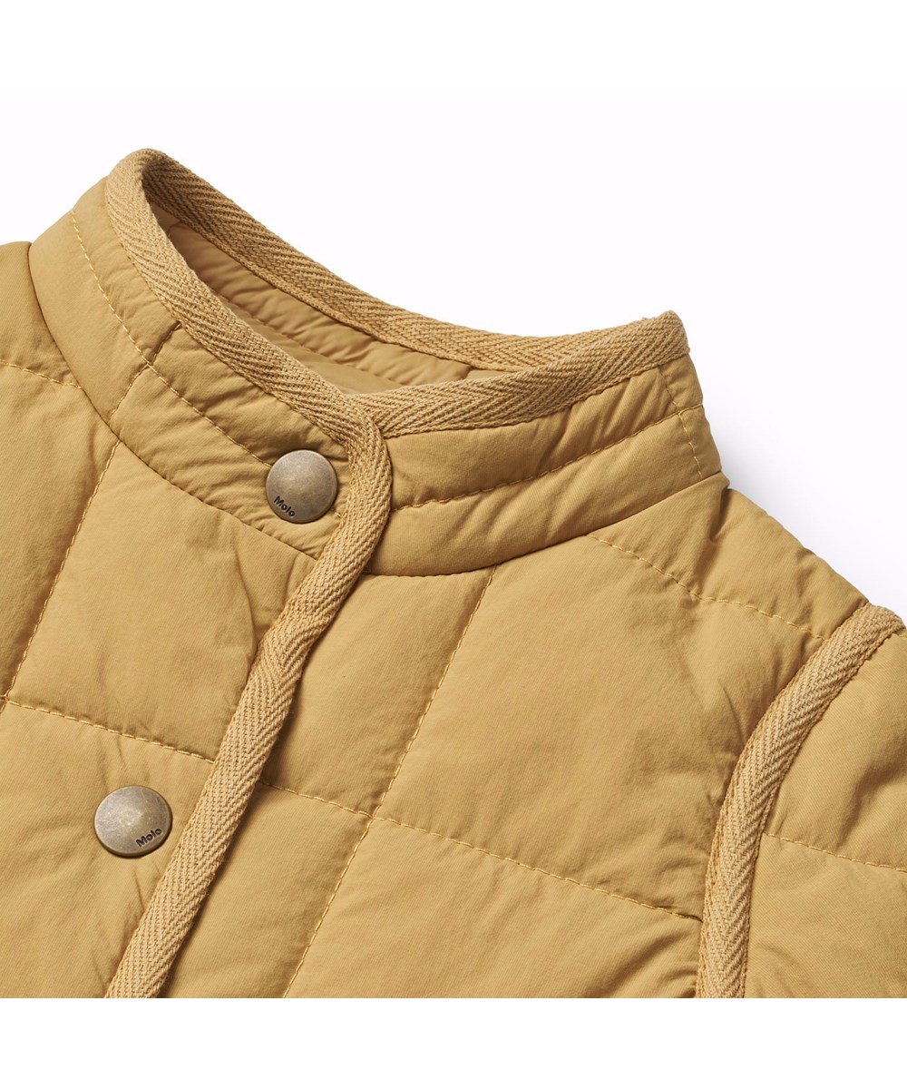 Harrie - Suede - Kakifarvet vandafvisende termojakke til baby i genanvendt nylon med quiltet mønster.