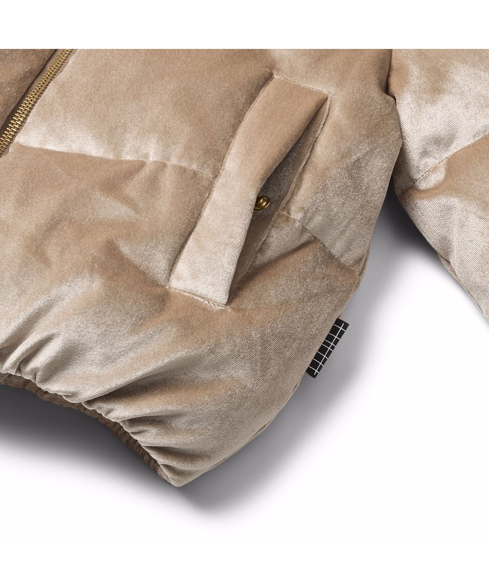 Havi 2 - Tuffet - Gylden brun velourjakke til børn i genanvendt polyester.