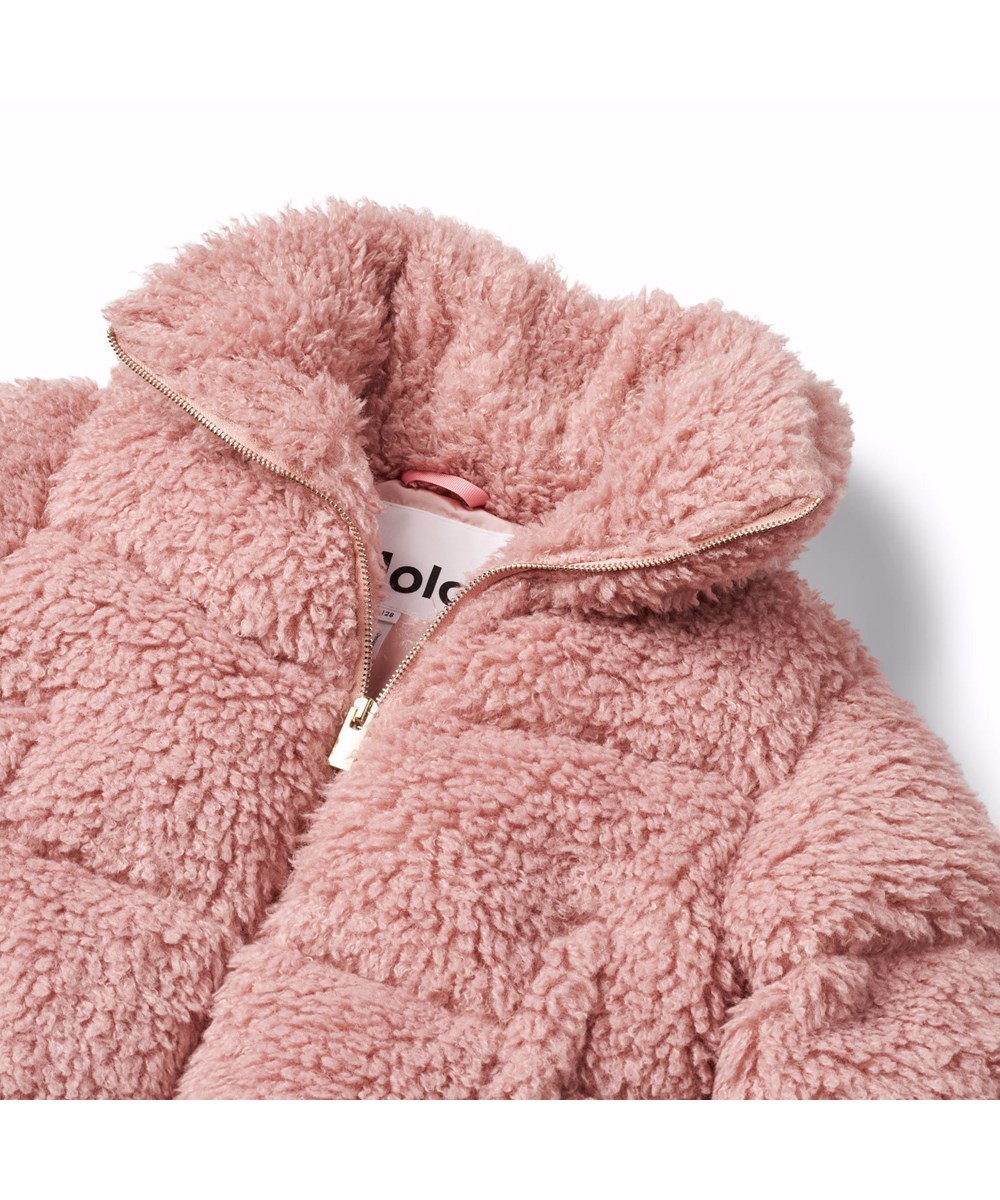 Havi - Petal Blush - Vatteret lyserød faux fur jakke i rulams-look. Jakken har en opretstående krave, lommer på fronten samt lynlåslukning.