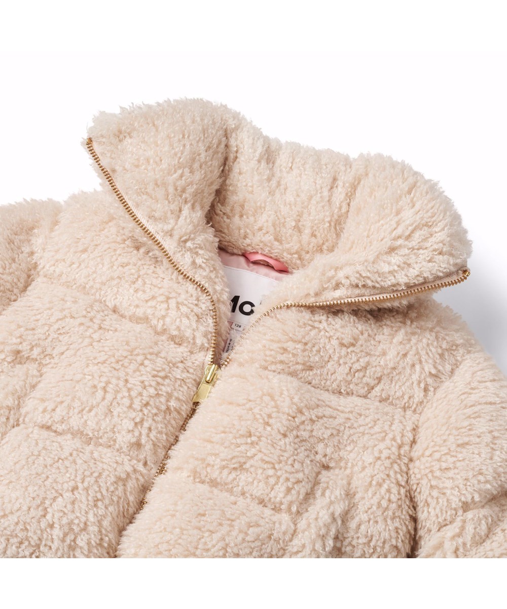 Havi - Sheer Pink - Vatteret råhvid faux fur jakke i rulams-look. Jakken har en opretstående krave, lommer på fronten samt lynlåslukning.