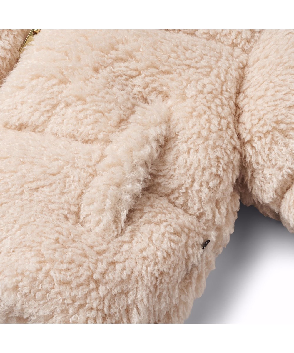 Havi - Sheer Pink - Vatteret råhvid faux fur jakke i rulams-look. Jakken har en opretstående krave, lommer på fronten samt lynlåslukning.