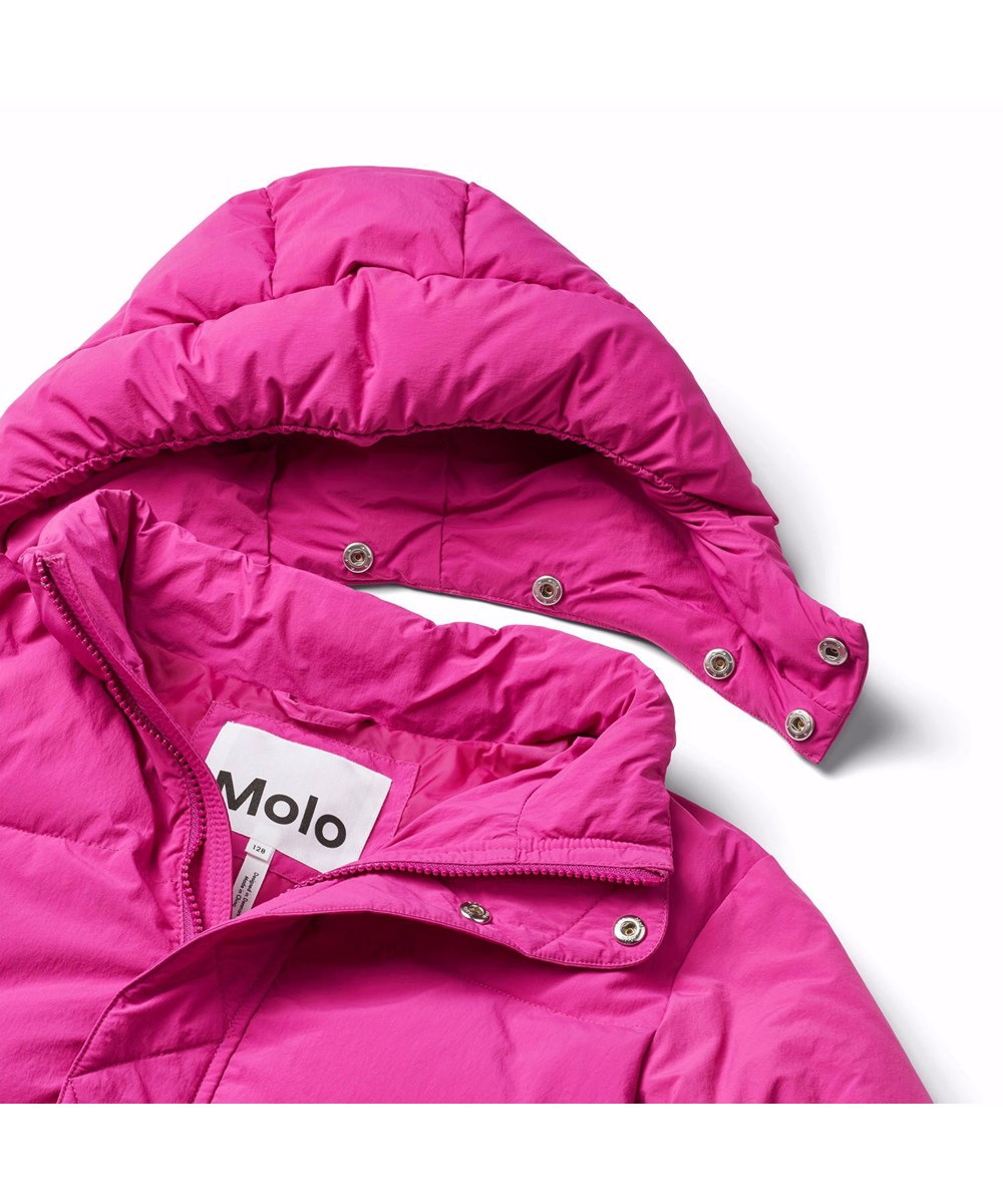 Hayden - Baya Pink - Vandafvisende pink jakke med i genanvendt nylon med en aftagelig hætte