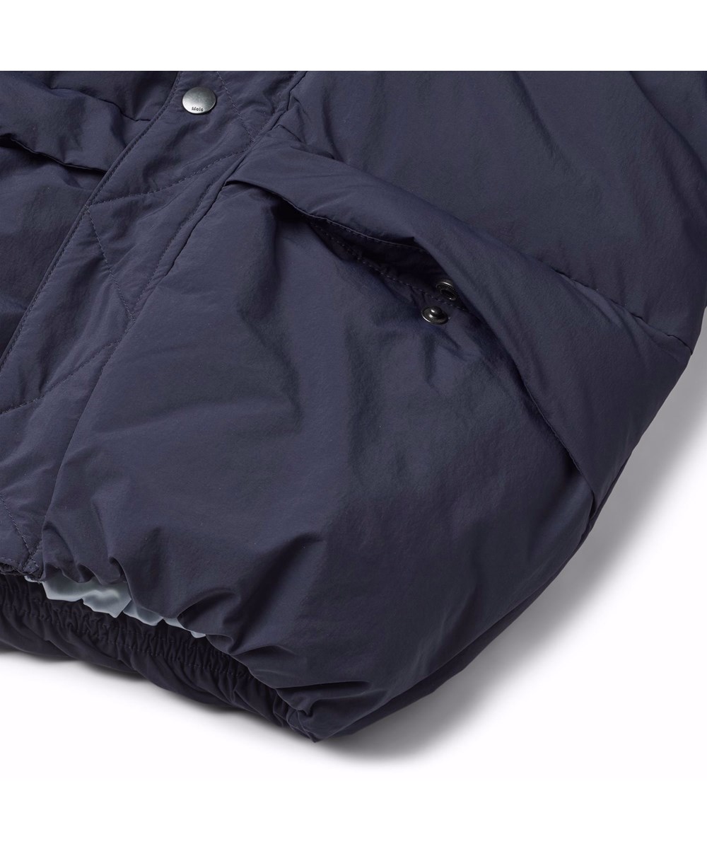 Hayden - Dark Night - Vandafvisende mørkeblå jakke i genanvendt nylon med en aftagelig hætte