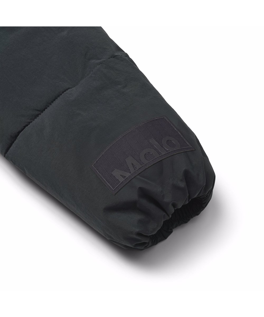 Hayden - Black - Sort vandafvisende jakke til børn fremstillet i genanvendt nylon og genanvendt polyesterfyld.