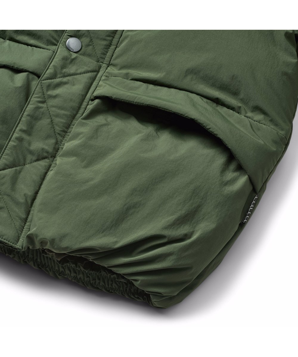 Hayden - Dark Forest - Grøn vandafvisende jakke til børn fremstillet i genanvendt nylon og genanvendt polyesterfyld.