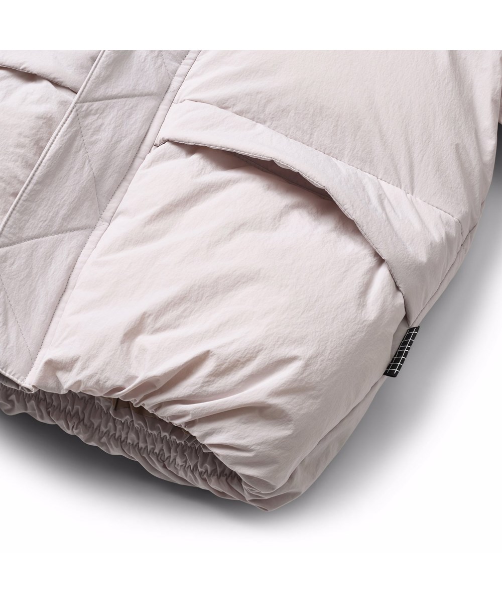 Hayden - Lilac Marble - Lys vandafvisende jakke til børn fremstillet i genanvendt nylon og genanvendt polyesterfyld.