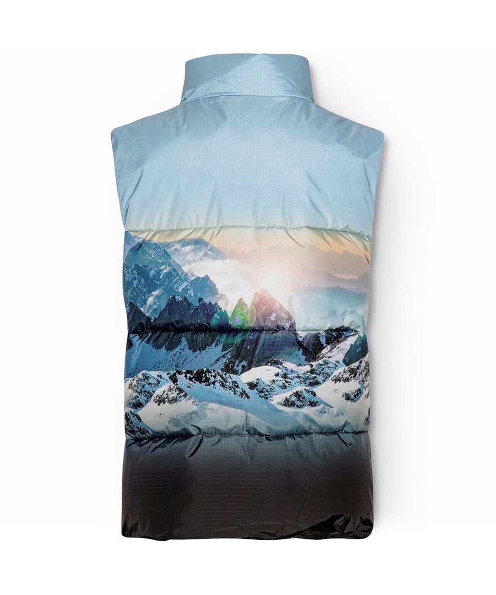 Heike - High In Sky - Vind - og vandafvisende vest til de koldere dage i genanvendt polyester, med et print af snedækket alper, solens skær og en klar på himmel