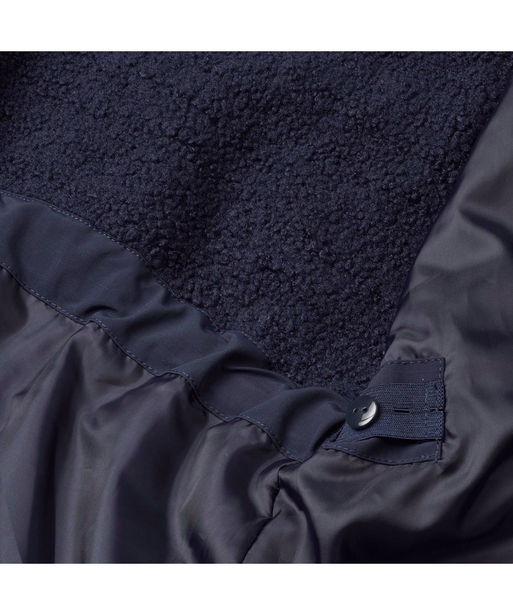 Heiko - Dark Night - Mørkeblå vind- og vandtæt vinterjakke til en kold vinter i nylon. Jakken har fleece foer, refleks samt vindfang ved ærmerne der holder vind, sne og regn ude