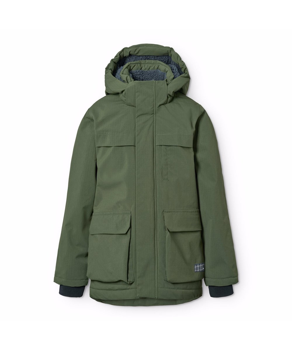 Heiko - Dark Forest - Vind- og vandafvisende mørkegrøn jakke til børn i genanvendt nylon med praktisk lynlåslukning, høj krave og aftagelig foret hætte.