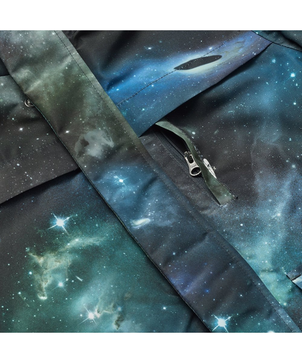 Heiko - Far Out - Vind- og vandafvisende jakke til børn med spaceprint i genanvendt nylon. Jakken har praktisk lynlåslukning, høj krave og aftagelig foret hætte.