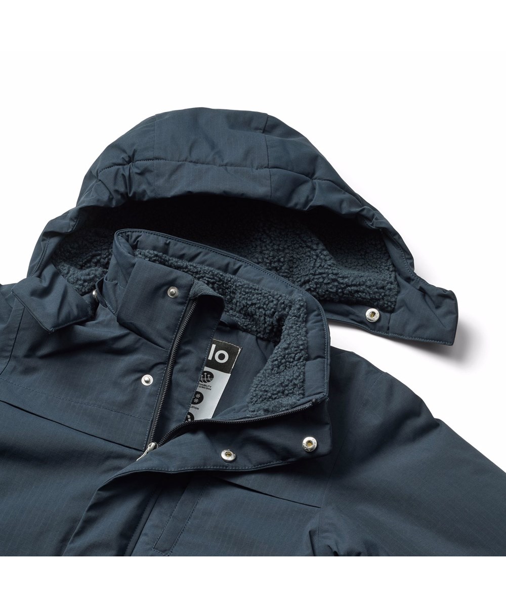 Heiko - Night Navy - Vind- og vandafvisende mørkeblå jakke til børn i genanvendt nylon med praktisk lynlåslukning, høj krave og aftagelig foret hætte.