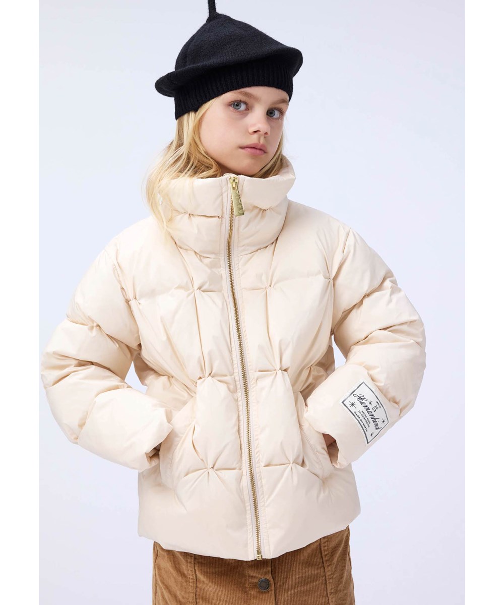 Helsa - Vanilla - Vandafvisende råhvid jakke til børn i genanvendt polyester med quiltet effekt og front lommer.