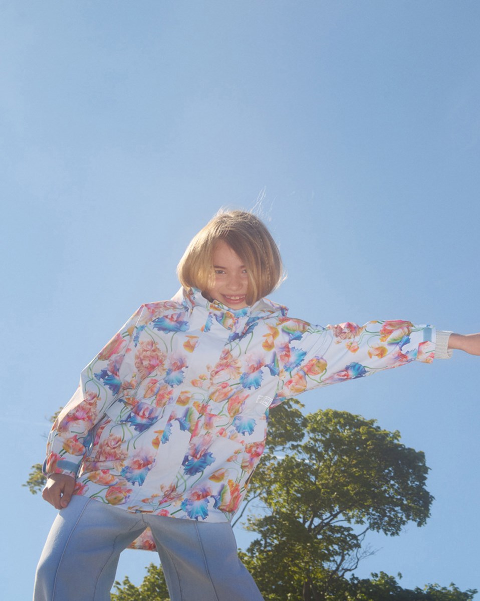 Hennah - Tulip Blue - Lyseblå vind- og vandtæt jakke til børn i genanvendt polyester med aftagelig hætte.