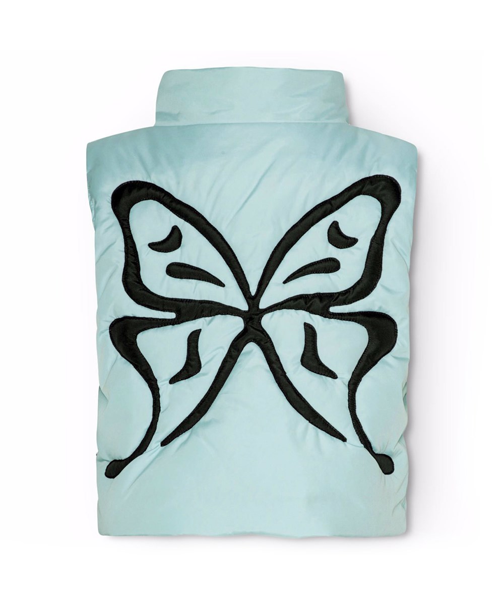 Hester - Quilt Butterfly - Lyseblå vatteret vest i genanvendt polyester med en broderet sort sommerfugl på ryggen. Vesten har en vandafvisende overflade og er fri for PFOS og PFOA