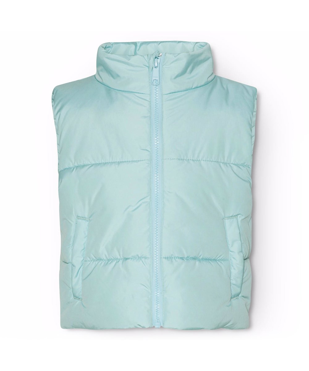 Hester - Quilt Butterfly - Lyseblå vatteret vest i genanvendt polyester med en broderet sort sommerfugl på ryggen. Vesten har en vandafvisende overflade og er fri for PFOS og PFOA