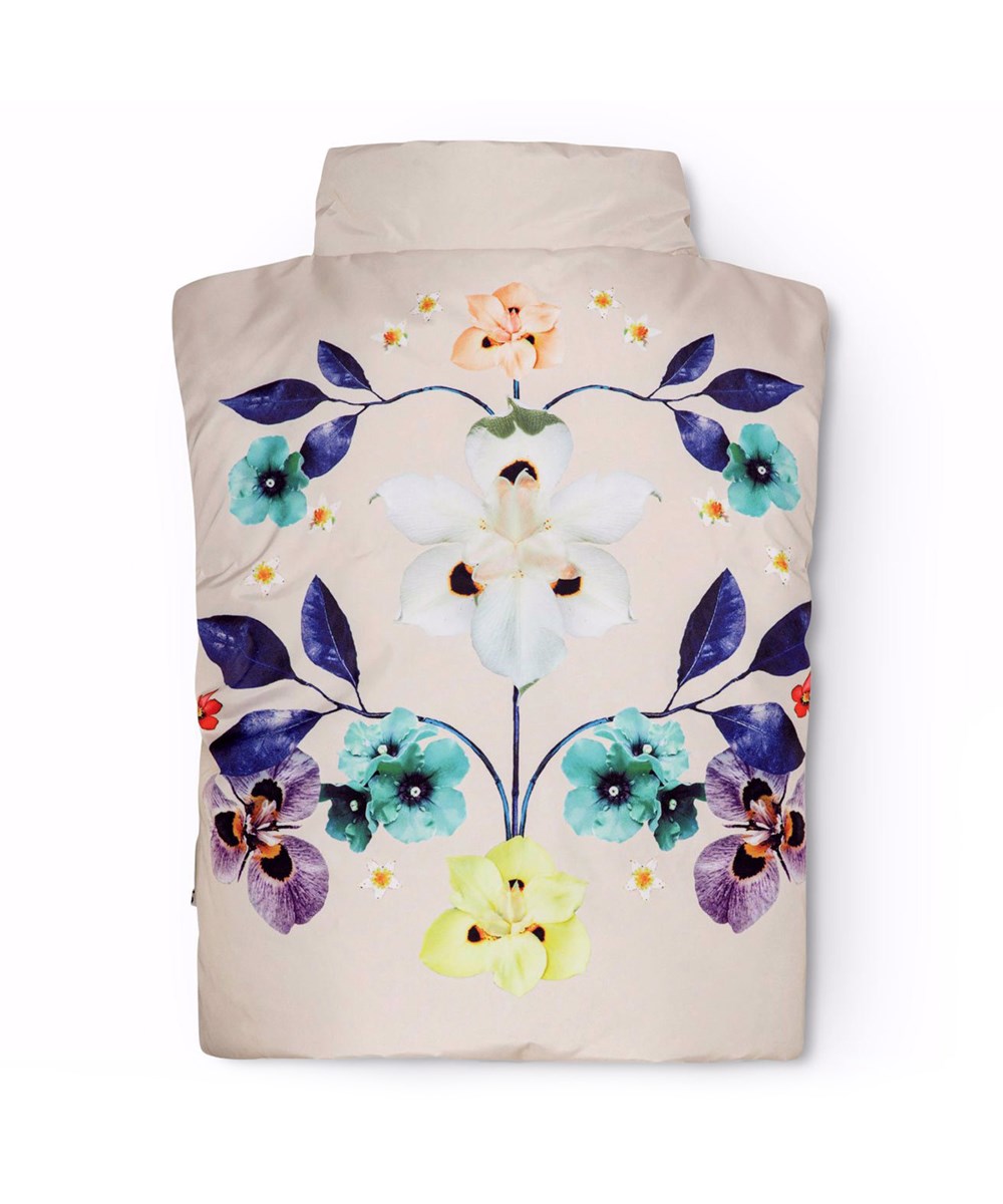 Hester - Symmetric Bloom - Pudderfarvet vatteret vest i genanvendt polyester med en broderet sort sommerfugl på ryggen. Vesten har en vandafvisende overflade og er fri for PFOS og PFOA