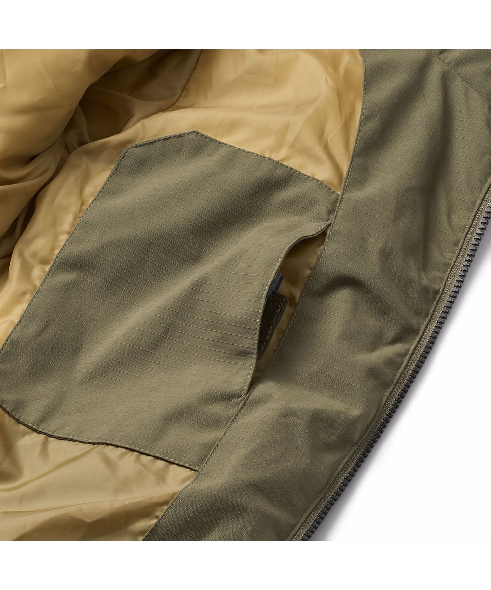 Hilo - Bark Green - Varm og funktionel jakke til børn i genanvendt polyester med praktisk lynlåslukning, høj krave og aftagelig hætte.