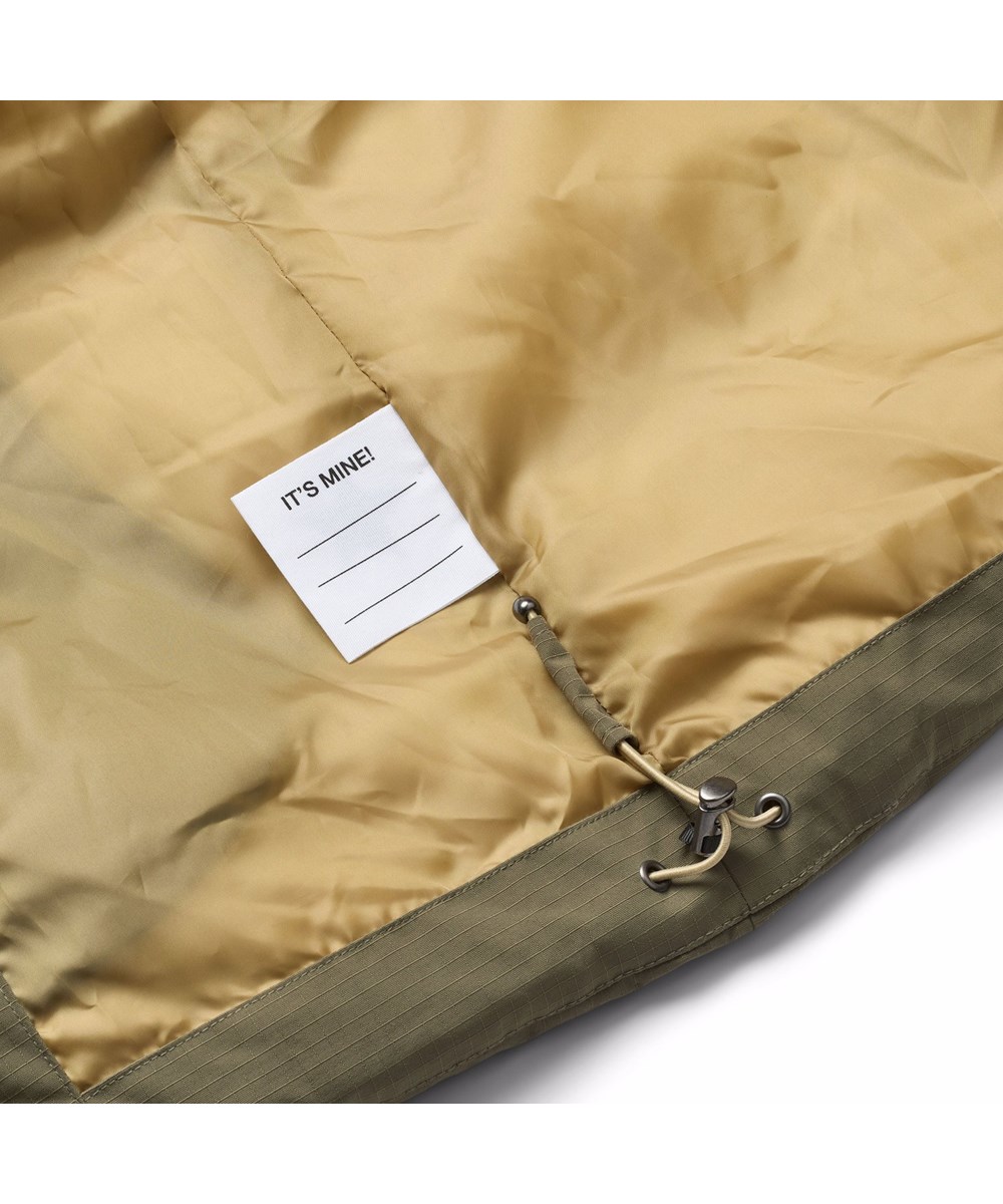 Hilo - Bark Green - Varm og funktionel jakke til børn i genanvendt polyester med praktisk lynlåslukning, høj krave og aftagelig hætte.