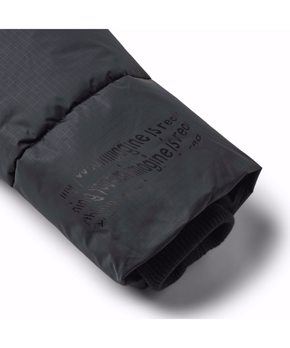 Hilo - Black - Varm, sort dynejakke skabt til den kolde vinter, fremstillet af genanvendt polyester. Jakken har indbyggede vindfang i ærmerne og reflekser for øget synlighed i trafikken