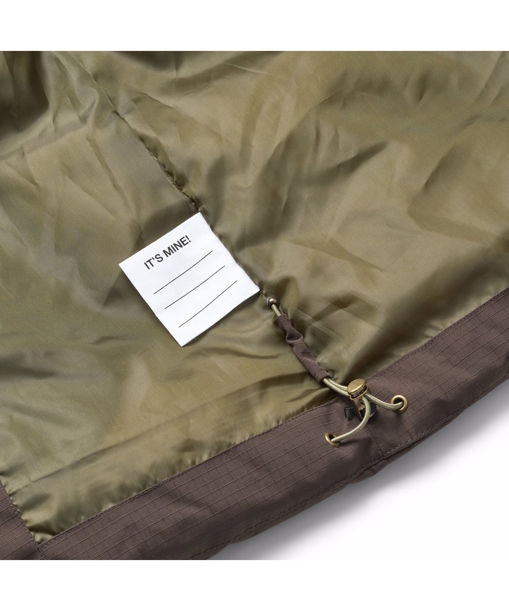 Hilo - Dark Cocoa - Varm og funktionel jakke til børn i genanvendt polyester med praktisk lynlåslukning, høj krave og aftagelig hætte.