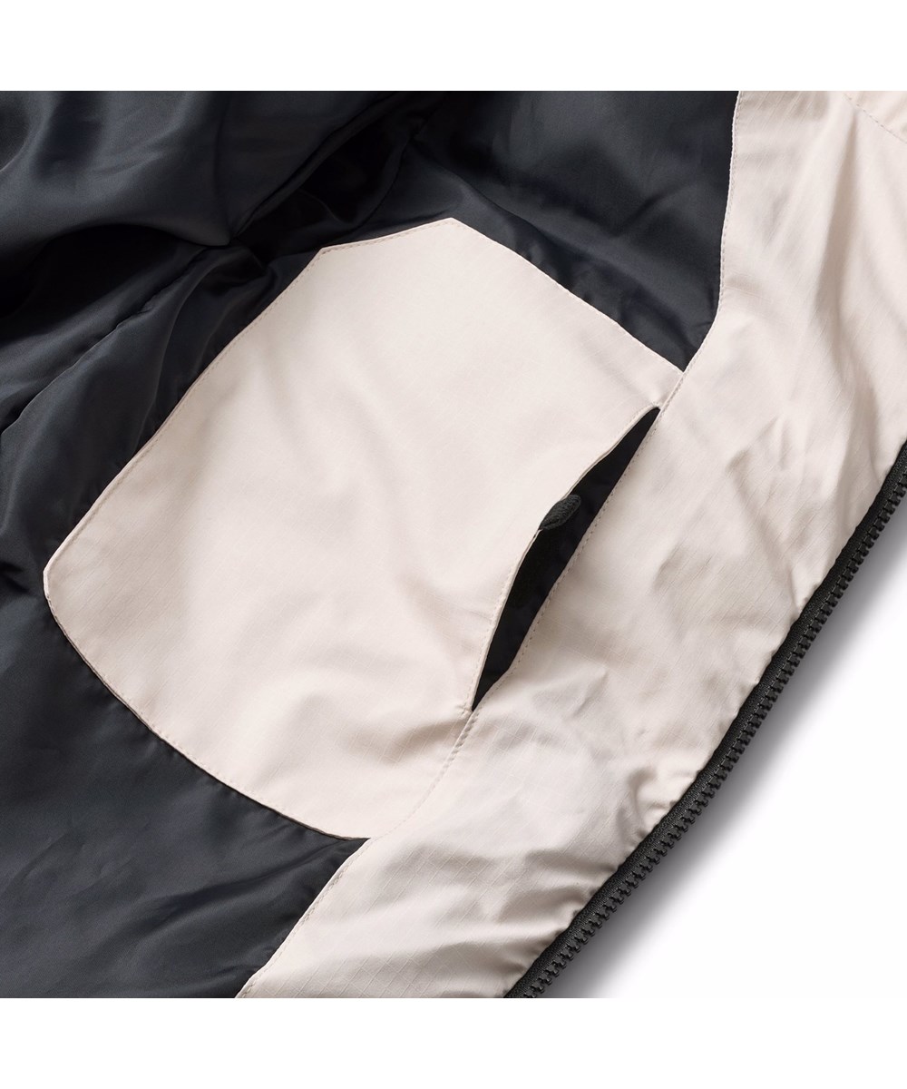 Hilo - Faded Paisley - Varm og funktionel jakke til børn i genanvendt polyester med praktisk lynlåslukning, høj krave og aftagelig hætte.