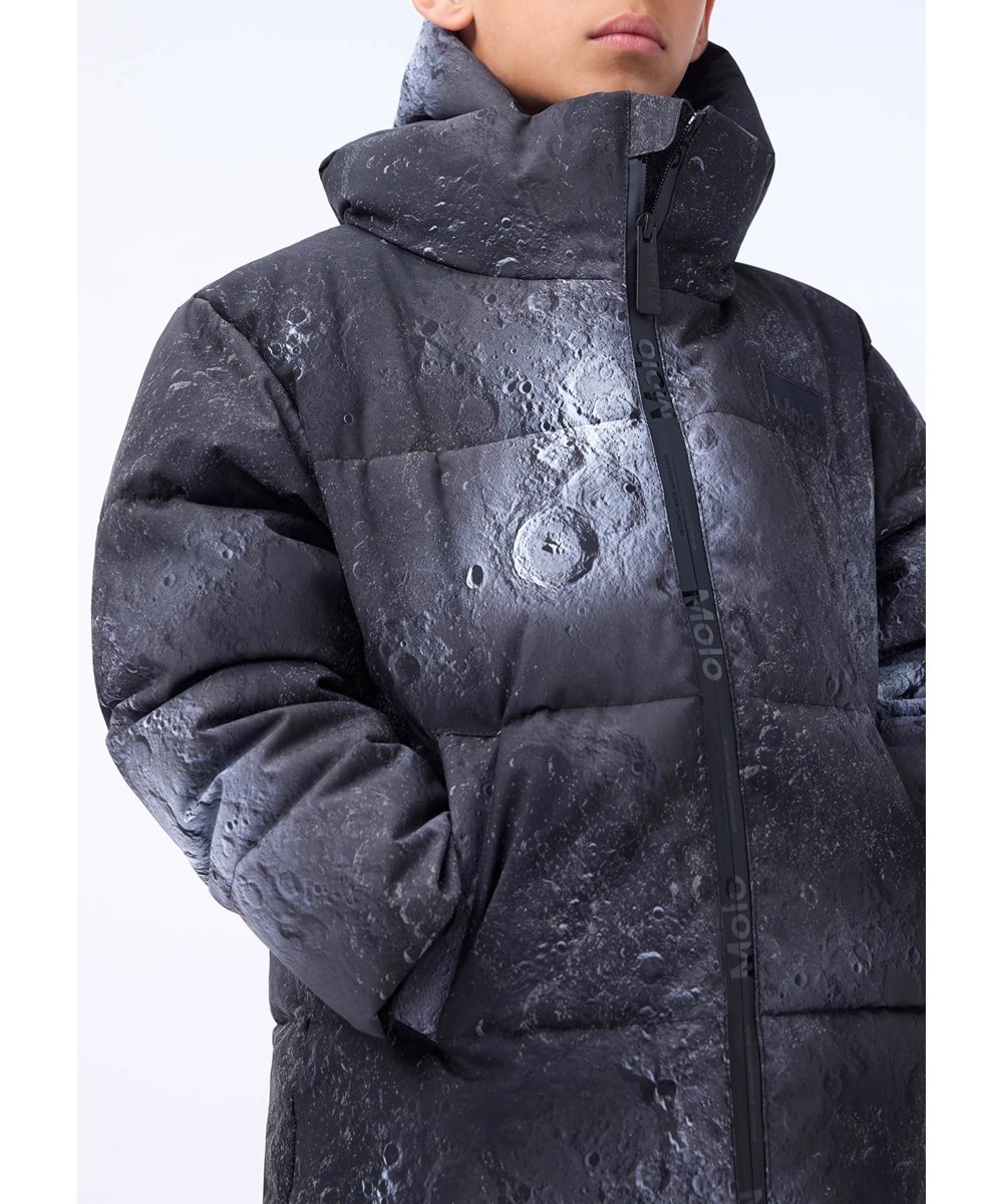 Hilo - Moon - Varm og funktionel jakke til børn i genanvendt polyester med praktisk lynlåslukning, høj krave og aftagelig hætte.