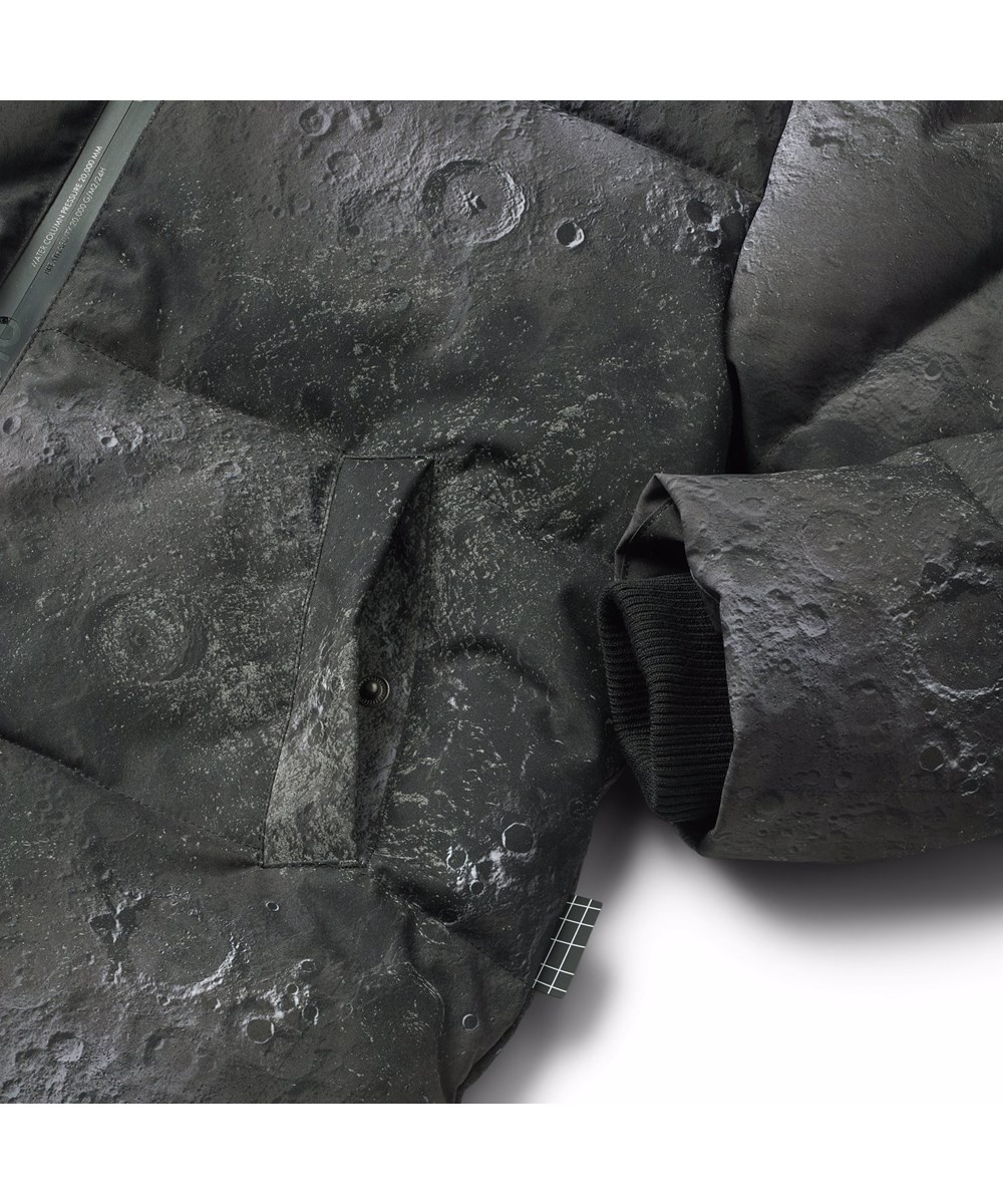 Hilo - Moon - Varm og funktionel jakke til børn i genanvendt polyester med praktisk lynlåslukning, høj krave og aftagelig hætte.